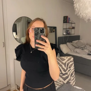 Supersöt volangtopp - Är från Gina young storlek 158/164 men passar mig som är xs💞