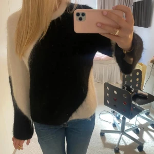 Svart och vit stickad tröja från & Otherstories - Säljer min jätte fin & other stories tröja i storleken S. Den är jätte eftertraktad och slutsåld överallt💘 har inte använt den så mycket, därav jätte fint skick på den! Skriv om du har frågor 🙋‍♀️ alla bilder är mina egna förutom första , den är lånad men tröjan på den bilden är i storlek S 🥰nypris 1400kr