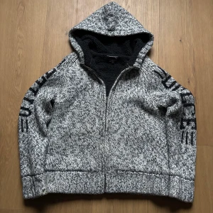 Unik Forard Cardigan - Tja! Säljer en skön fodrad cardigan, riktigt varm och skön fungerar som jacka. Storlek S. Hör av dig vid frågor eller liknande✌️