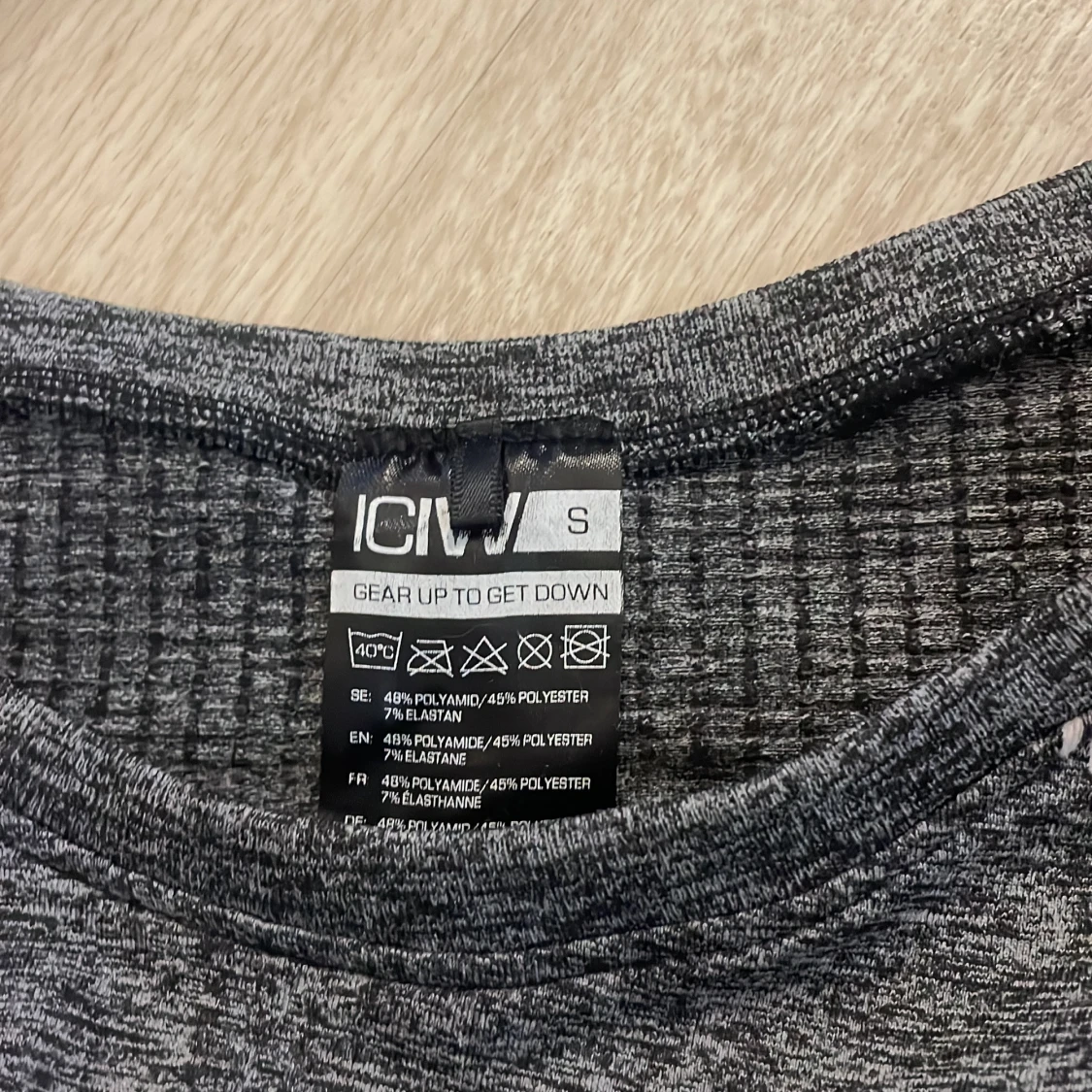 Grå och svart croppad tröja från ICANIWILL - 1