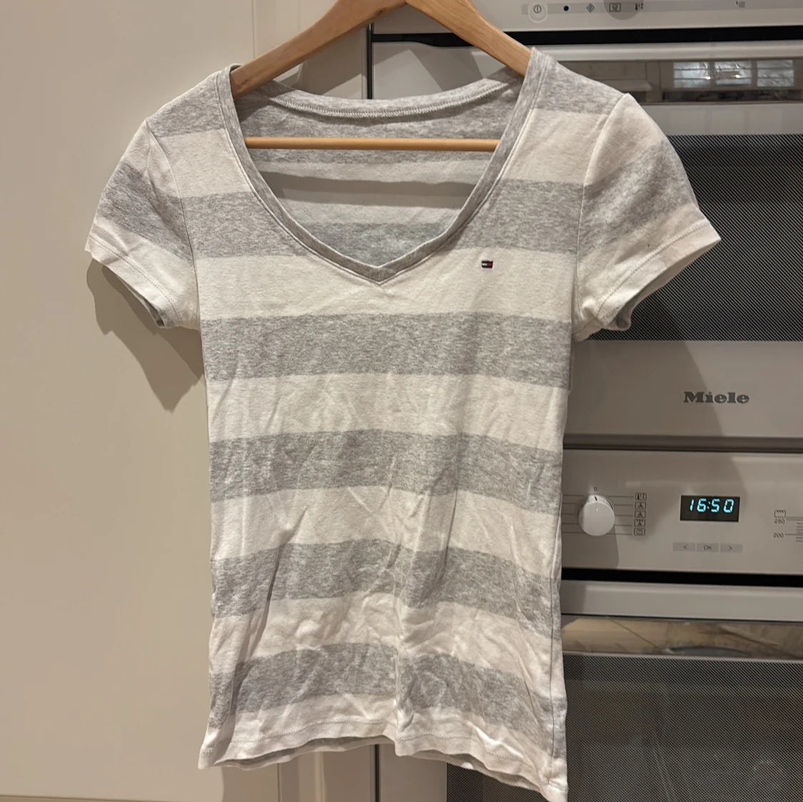 Grå- och vitrandig t-shirt från Tommy Hilfiger