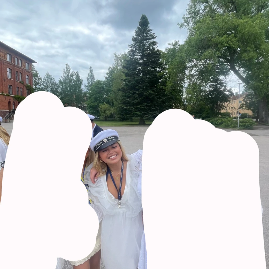 Vit klänning med volangdetaljer (studentklänning) - 3