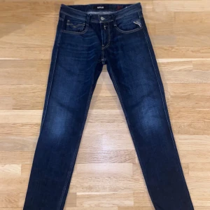 Mörkblå jeans från Replay - Tja! Säljer dessa snygga mörkblåa jeans från Replay storlek 30/34 i modellen Anbass. Skulle passa någon som väger runt 65-70 kg och är runt 180-190 cm lång. Kontakta gärna om frågor och bilder!
