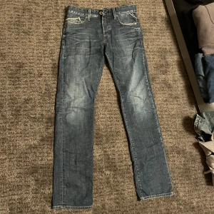 Replay jeans - Snygga blå jeans från Replay, modell Waitom. De har en klassisk femficksdesign och regular fit. Säljer då de är för långa för mig. Jeansen är perfekta för en avslappnad stil och är i mycket fint skick. (Färgen är lite blåare än den ser ut på bilderna). W28 L32
