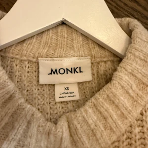 Beige stickad tröja från Monki - Säljer en mysig beige stickad tröja från Monki i storlek XS. Tröjan är ribbstickad med långa ärmar.  look. I bra skick, tveka inte att höra av dig🌟