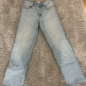 Ljusblå jeans från Zara - Snygga ljusblå jeans från Zara, De har en rak passform och är perfekta för en avslappnad stil. Näst intill oanvända, storlek 40