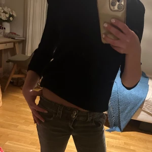 Svart tröja från COS - Säljer en stilren svart tröja från COS. Tröjan har en texturerad yta och trekvartsärmar. Har endast används 1 gång 🥰