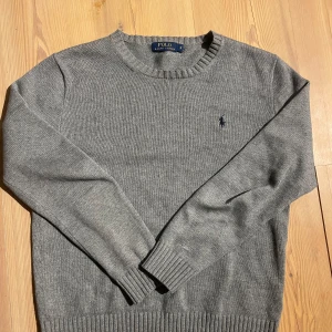 Grå stickad tröja från Ralph Lauren - Säljer nu min riktigt schyssta Ralph lauren tröja. Tröjan är i storlek S och i riktigt bra skick. Pris kan disskuteras!