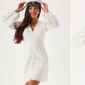 Studentklänning XS - Säljer denna fina klänning som är perfekt för studenten. När jag fick hem den var den sönder i armhålan, det har jag sytt igen så inget som syns eller påverkas på något sätt, därav det billigare priset! Annars är den helt ny! Skriv för frågor eller egna bilder 🤩