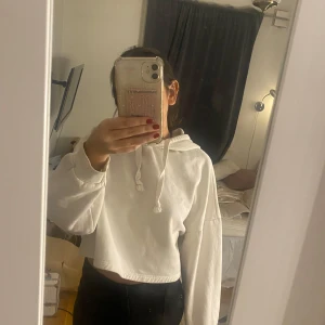 Hoddie - Croppad hoddie från gina tricot i bra skick. 
