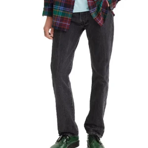 Svarta jeansbyxor från Levi's - Snygga svarta Levi's 501 jeans med klassisk design. De har en rak passform och är tillverkade i slitstarkt denim. Perfekta för en stilren look. W30 L32