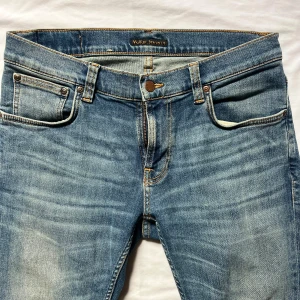 Nudie Jeans blå - Riktigt snygga och trendiga Nudie Jeans i toppskick 9/10. Riktigt härlig blå färg perfekt till våren. Passar slimfit. Nypris: 1600. Svår storlek att få tag på (31,32). Priset ej hugget i sten vid smidig affär, passa på. Bara att höra av sig vid frågor// Carl 