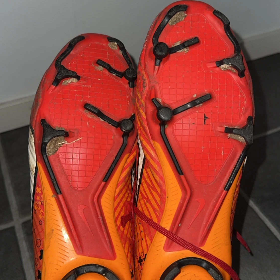 Röda fotbollsskor från Nike - 3