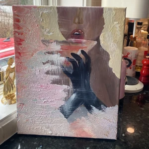 Abstrakt målning modern - En abstrakt målning. Bakgrunden är fylld med texturerade penseldrag i rosa, vitt och beige. Pris kan diskuteras.