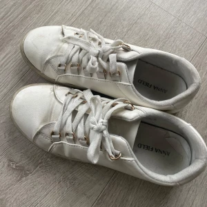 Vita sneakers - Snygga sneakers från Anna Field som knappt är använda. Storlek 37 köpta i höstas🩷🩷vita med gulddetaljer