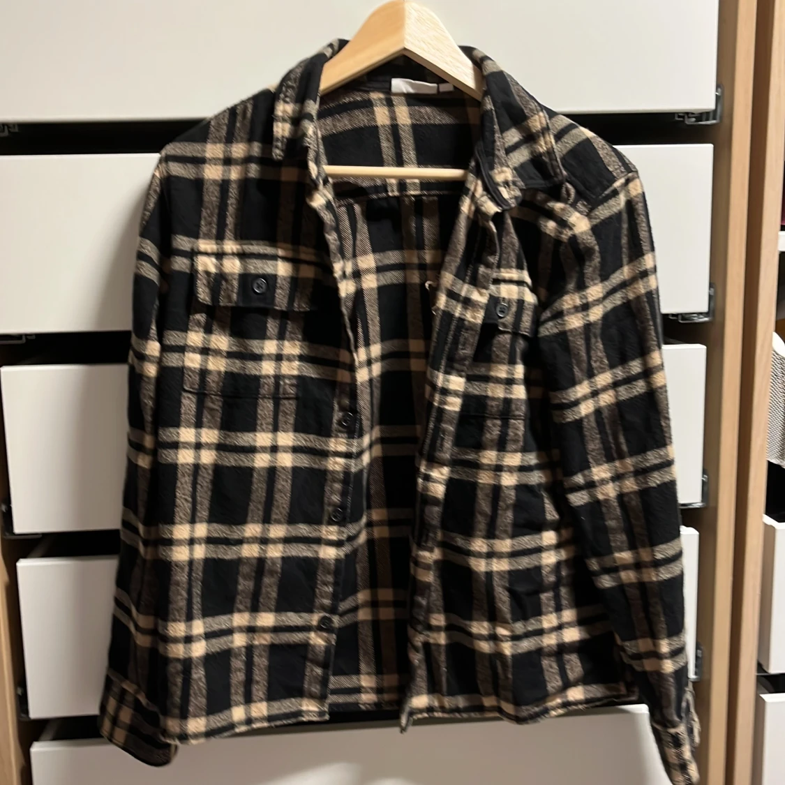 Rutig overshirt i svart och beige