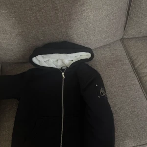 moose knuckles bunny - hej säljer min moose knuckles bunny den är i väldigt bra skick 10/10 perfekt för vintern vår och höst storlek på den är xxs-xs original priset 4600 mitt pris 2400 om ni har vidare frågor de ör bara o skriva💯