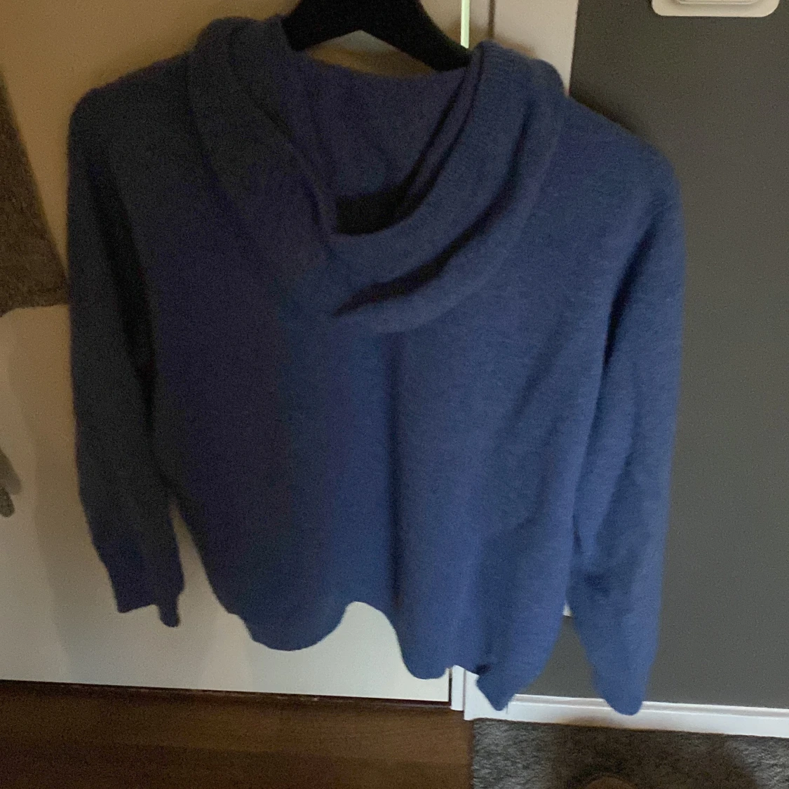 Blå stickad hoodie - 1