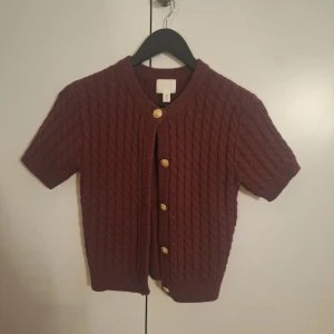 Söt kofta från HM - Använd 2 gånger, säljer för att den inte passar in i min stil, väldigt söt passar perfekt till jul eller höst tider, köpt för 299 om jag minns rätt 