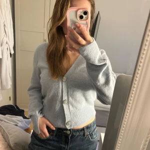 Ljusblå kofta - Säljer en mysig och snygg ljusblå kofta med v-ringning som tyvärr inte kommit till användning!