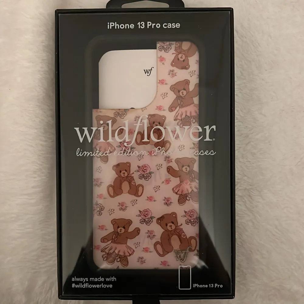 Säljer ett iPhone 13 Pro skal från Wildflower med ett sött nallemönster kom med förpackning 🐻💗. Asusteet.