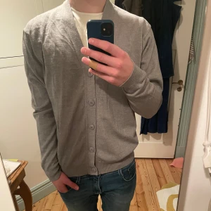 Grå kofta från J.Lindeberg - Säljer en sjukt fet j. Linderberg cardigan i merinoull. Näst intill ny. Inga defekter. Skriv vid funderingar🙋‍♂️