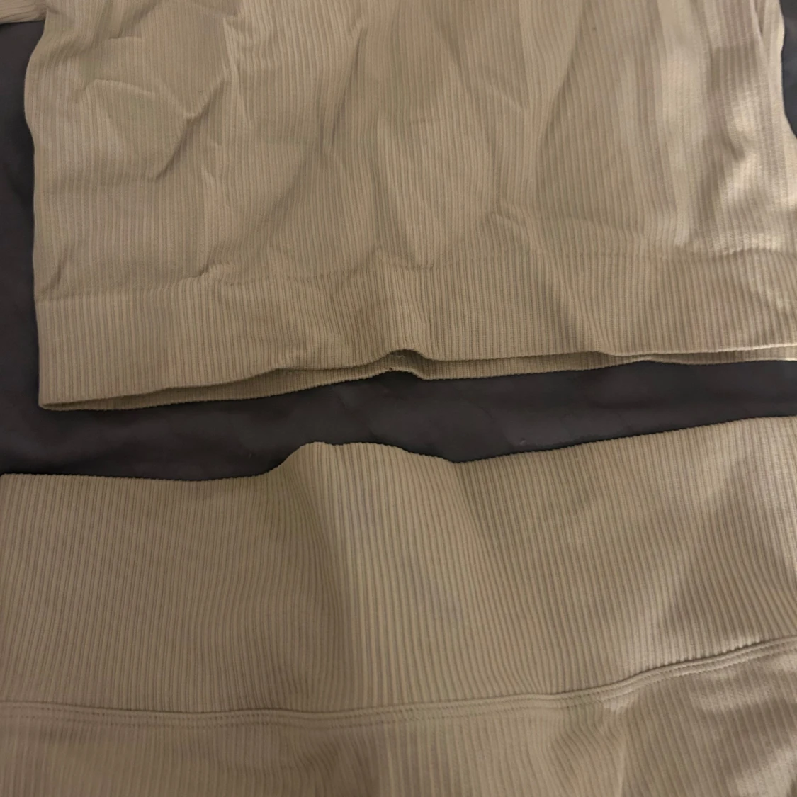 Beige ribbad set med långärmad topp och leggings - 2