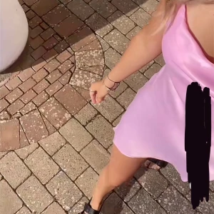 Rosa kortklänning - Säljer en söt rosa kortklänning i satin med smala axelband. Perfekt för sommarens varma dagar och kvällar. Klänningen har en enkel och stilren design som gör den lätt att matcha med olika accessoarer. Från bershka (i strl xs tror jag)