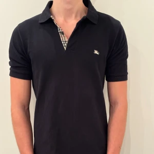 Svart pikétröja från Burberry - Riktigt skön och exklusiv pike från Burberry, fått i present! Köpt från butik för cirka 3000