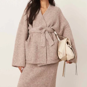 SÖKER!!!!! - Söker detta sett i storlek XS eller S. 