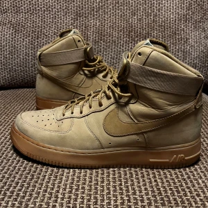 Nike Air Force High ”Wheat” (2016) - Skick 8/10, ”skrynklig” fram vid tån, annars bra skick.