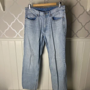 Ljusblå jeansbyxor - Snygga raka ljusblå jeansbyxor med klassisk femficksdesign. De har en dragkedja och knapp framtill. Perfekta för en avslappnad stil. Se fläck på sista bilden. (Kan tvättas och strykas innan dem skickas.)