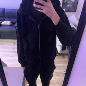 Weekday ziphoodie - Säljer en stilren svart hoodie från weekday. Den har en praktisk dragkedja framtill och en rymlig huva. Perfekt för en avslappnad look. tveka inte på att höra av er angående frågor. priset kan också diskuteras vid snabb affär🤩