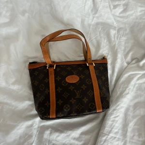 monogram liknande väska💋 - snyggaste väskan! Den är i äkta läder dock tvekar jag på att den är äkta därför säljer jag den billigare💞 den har jättefina detaljer och är verkligen unik!