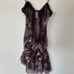 jaded london klänning  - använd endast en gång, så snygg klänning från jaded london i storlek 38 skulle säga att den sitter som en S. nypris $115. ok att köpa direkt 🖤