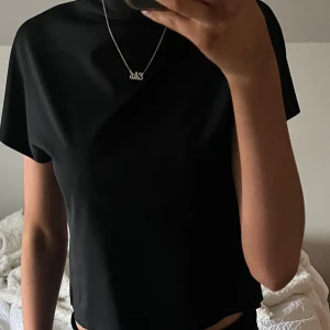 Siden topp  - Jätte söt siden topp/ blus från hm, endags använd två gånger ! Som ny 😍väldigt liten k storlek, detta är L men har själv. XS-S i kläder 