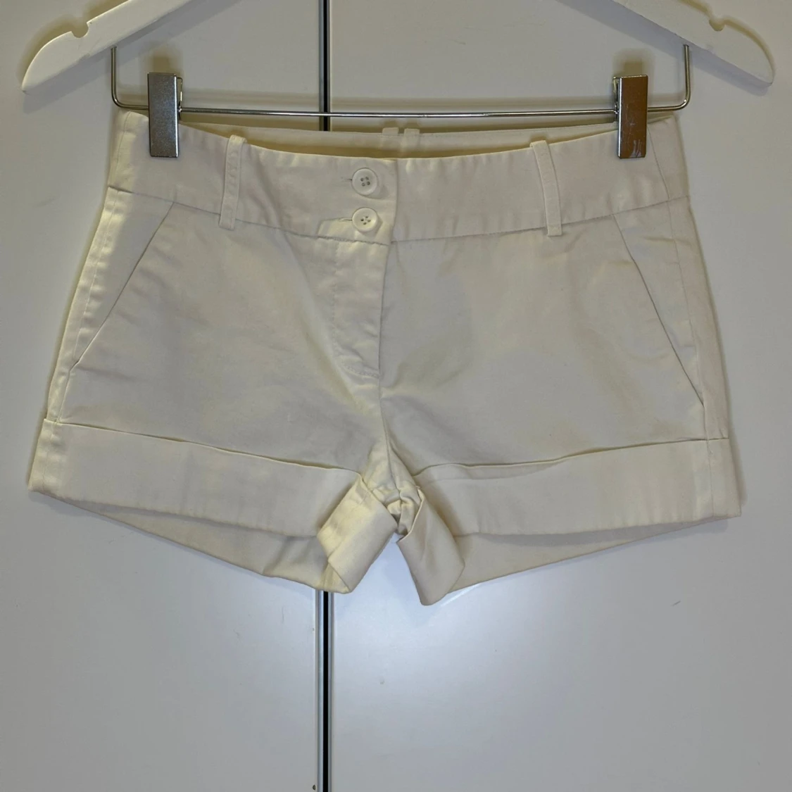 Vita shorts med knappar