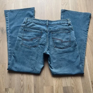 Lågmidjade bootcut jeans! - Jättesnygga lågmidjade bootcut jeans med skitsnygga detaljer på bakfickorna! Märket är rcc girl denim. Storlek 28w, men skulle säga att de är 27w. Säljer för att de inte kommer till användning💛