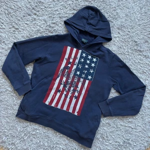 Ralph Lauren hoodie - Riktigt snygg Raffe Hoodie! | Rikrigt fint skick har en minimal slitning på luvan men går inte hål igenom annars mycket bra skick! | Storlek Xl 18/20 skriver därför S👍 | Ställ gärna frågor innan du köper!