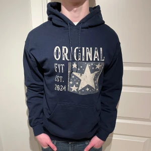 Scndi hoodie - Säljer min snygga hoodie! | Mycket fint skick har inga använts mycket har bara fastnat lite damm på den men tar självklart bort vid köp! | Storlek M. | Säljer för 400 kostar 800 ny! | Ställ gärna frågor innan du köper!