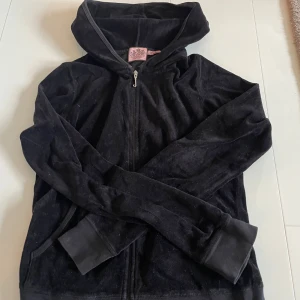 Svart tröja Juicy Couture  - Säljer min svarta juicy tröja i en äldre modell, använd måbga gånger men fint skick ändå! Passar XS-S. Nypris 1300