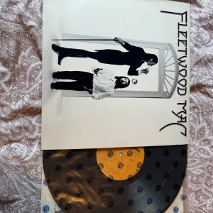 Fleetwood Mac - Rumours vinylskiva - Säljer en klassisk LP-skiva av Fleetwood Mac med albumet 'Rumours'.  Säljer då den inte kommer till användning! Jätte gott skicka och inga repor. Kom privat för fler frågor!