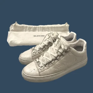 Baleciaga arena low - Eftertraktade skor, passar dig som har storlek 40-41 hör av er vid frågor eller funderingar ☺️👍💥