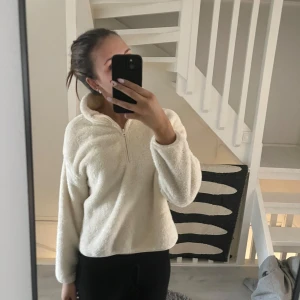 Vit fleece hoodie - Mysig vit fleece hoodie med dragkedja och hög krage. Använd ett fåtal gånger💕