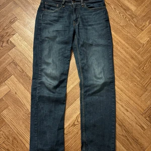 Levis 514 - 32/32 - Snygga Levis 514 jeans i en klassisk blå färg. De har en straight passform och är tillverkade i slitstarkt denim. 
