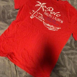 Röd t-shirt från Polo Ralph Lauren - Säljer en snygg röd t-shirt från Polo Ralph. Jag 1,78 väger cirka 67 kilo 