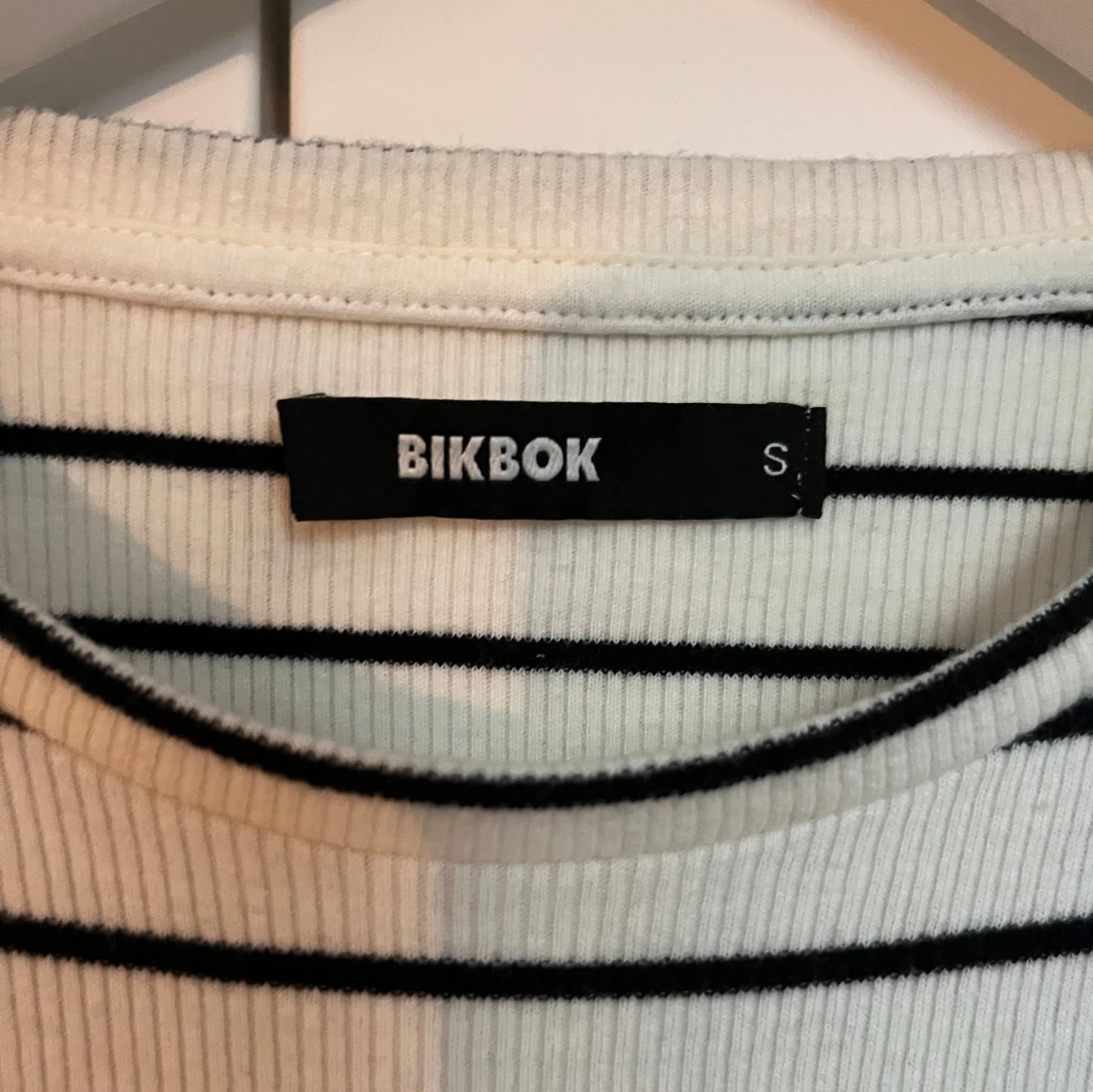 Vit och svart randig tröja från BikBok - 1