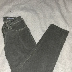 Jacob Cohen Jeans - Helt nya Jacob Cohen Jeans i färgen grå som är som nya! HMU om just du är sugen!🤑