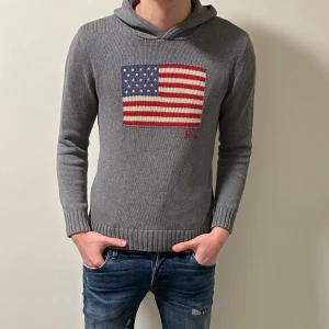 Ralph lauren Flagg hoodie - Säljer denna extremt sällsynta Ralph lauren flagg hoodien. Storleken är S och modellen på bilden är 186 cm 73 kg. 