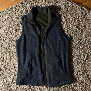 Kashmir & merinoull väst - En riktig snygg och skön kashmir och merinoull väst från Munrospun. Den är vändbar så du kan ha den både blå och grön. Strl S